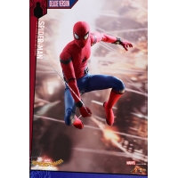 Hot Toys –MMS426 – Spider-Man: Homecoming – Spider-Man Collectible Figure (Deluxe Version)