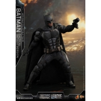 Hot Toys – MMS432 – Justice League –  Batman (Tactical Batsuit Version) Collectible